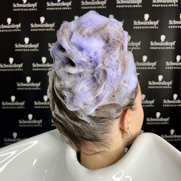 Application shampooing bleu BlondMe sur cheveux mouillés